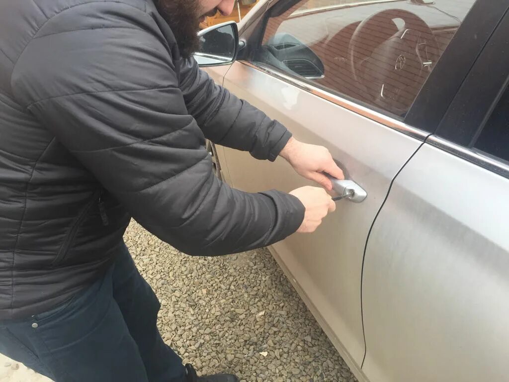 Аварийно открыть машину. Вскрыть авто. вскрытие автомобиля. вскрытие дверей авто. аварийное вскрытие авто.