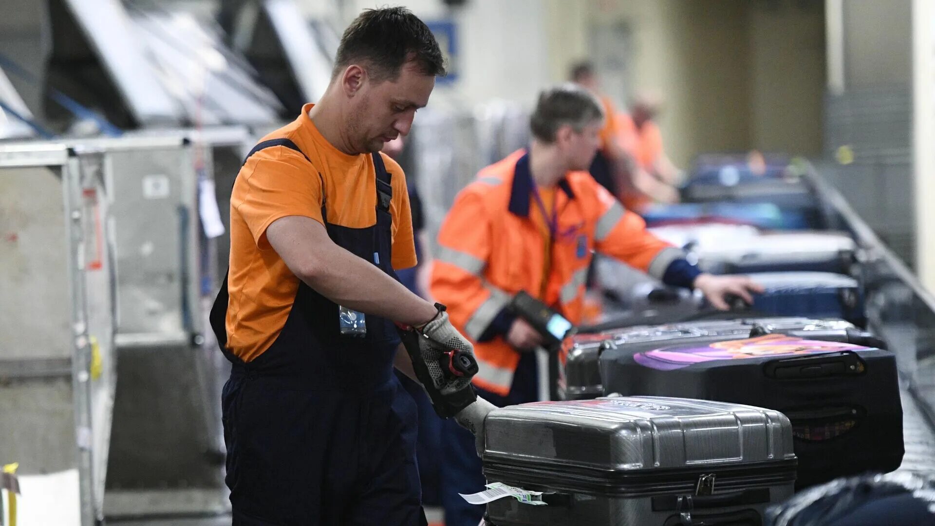 Шереметьево безопасность логотип. Как устроиться на работу в шереметьево. Персонал аэропорта шереметьево. Как устроиться на работу в шереметьево. Шереметьево персонал.