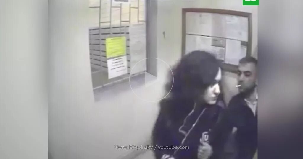 Студентку в подъезде. Насилие с видеонаблюдения. насилие девушки в подъезде. насилование девушки в подъезде. девушка отбивается от насильника.