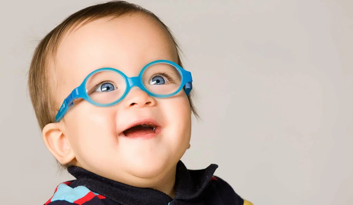 Сопровождения детей с нарушением зрения. Дети с нарушением зрения. Очки для детей для зрения. Малыш в очках. Очки для маленьких детей для зрения.