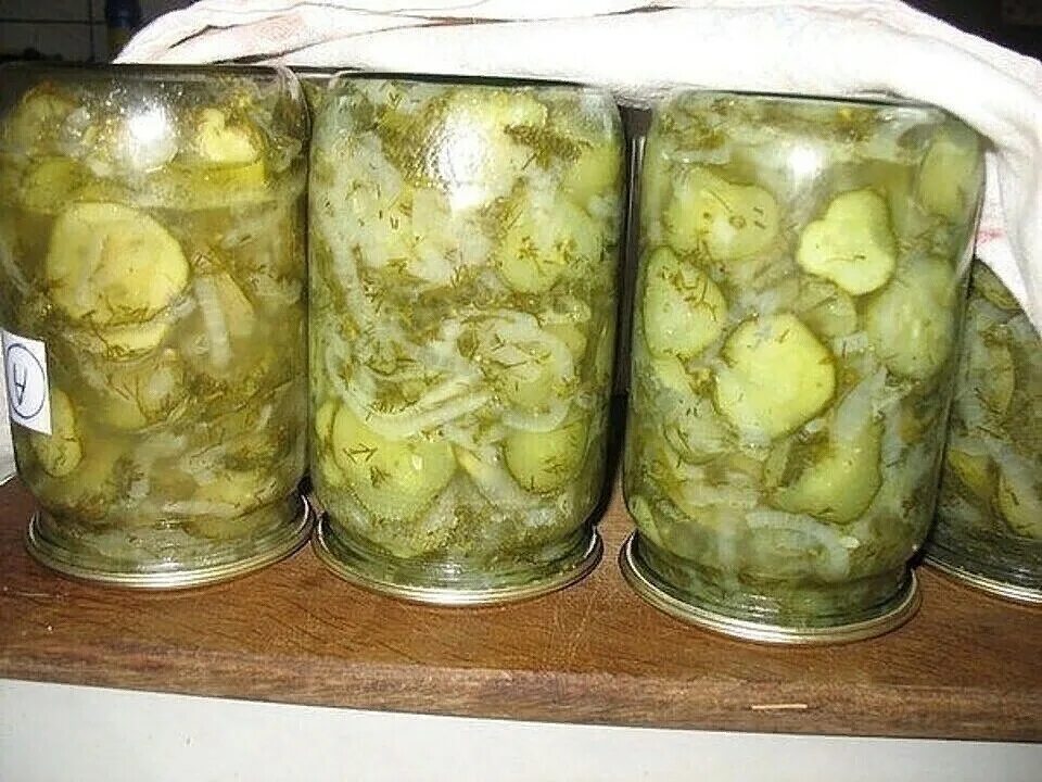Рецепт огурцов с луком на зиму. Салат из огурцов на зиму. салат из огурцов на зиму без стерилизации. салаты из огурцов на зиму самые вкусные. салат с огурцами на зиму.