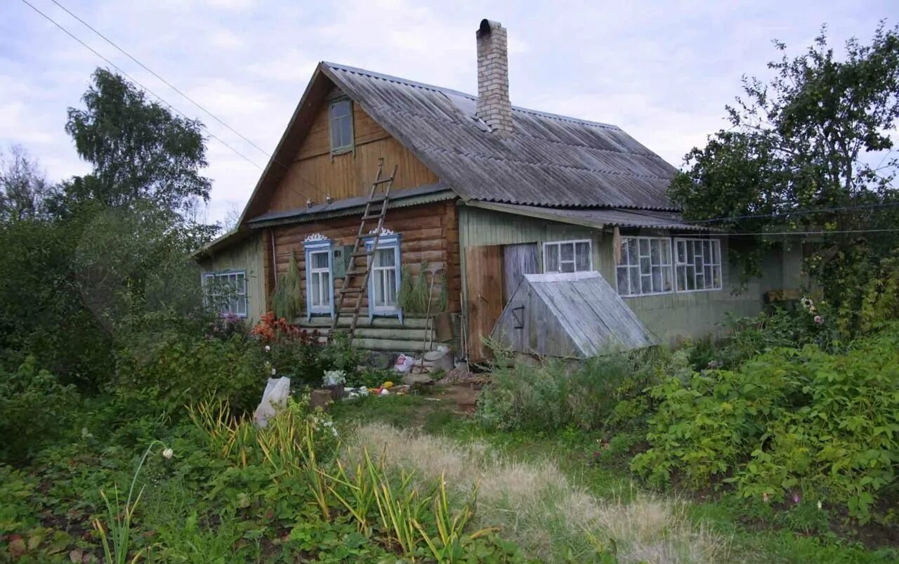 Ухоженный дом в деревне. Ухоженный деревенский дом в деревне. Сельский ухоженный домик. Обычный дом в селе. Сейчас главное не красивый дом и ухоженный