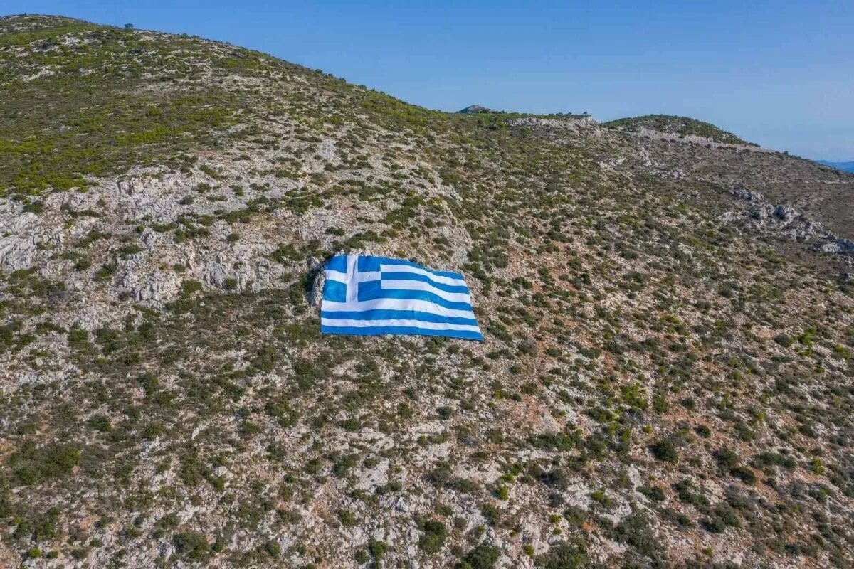 Самая большая греческая. Гора Охи в Греции на острове. Самый большой флаг Греции. Религиозный греческий флаг. Флаг Греции фото.