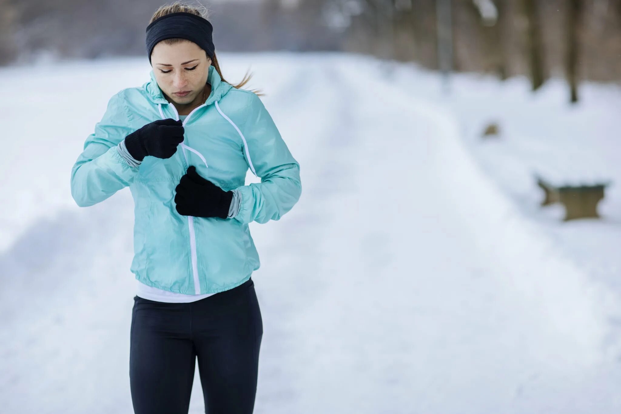 Do sport the winter. Зимняя экипировка для бега. Пробежка зимой. Одежда для пробежки зимой. Костюм для бега зимой женский.