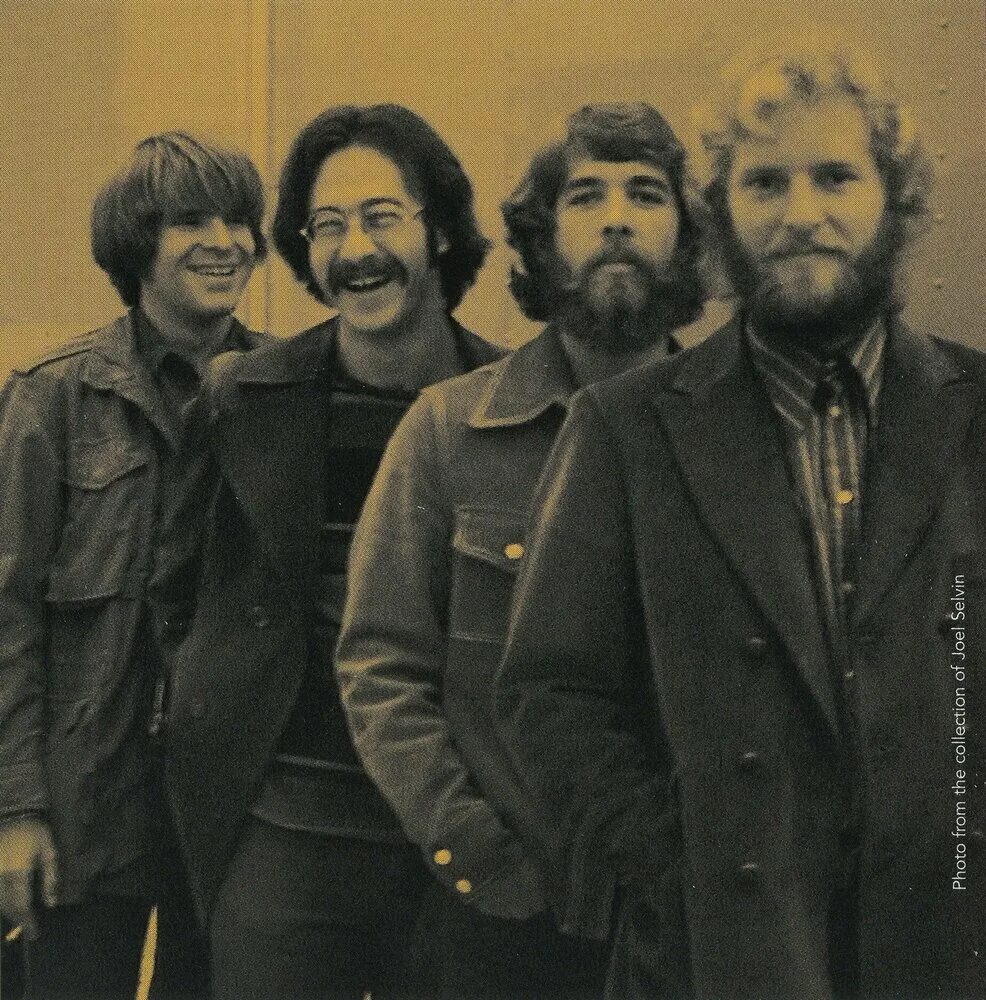Creedence clearwater revival rain. Группа Creedence Clearwater Revival. Вокалист Creedence Clearwater Revival. Криенс клеотр Ривайвел. Creedence Clearwater Revival 1971.