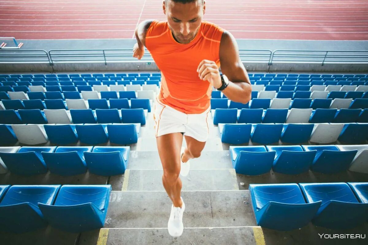 Спортсмен на стадионе. Бегать на стадионе. Бег по стадиону. Парень на стадионе. Парень бежит на стадионе.