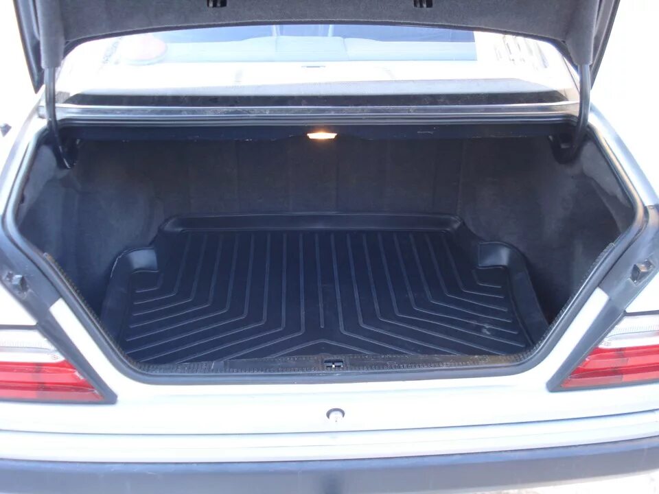 Багажник мерседес 124. Мерседес универсал 124 багажник без обивок. Багажник w124 седан. Мерседес 124 в багажнике блоки. Мерседес 124 седан багажник.