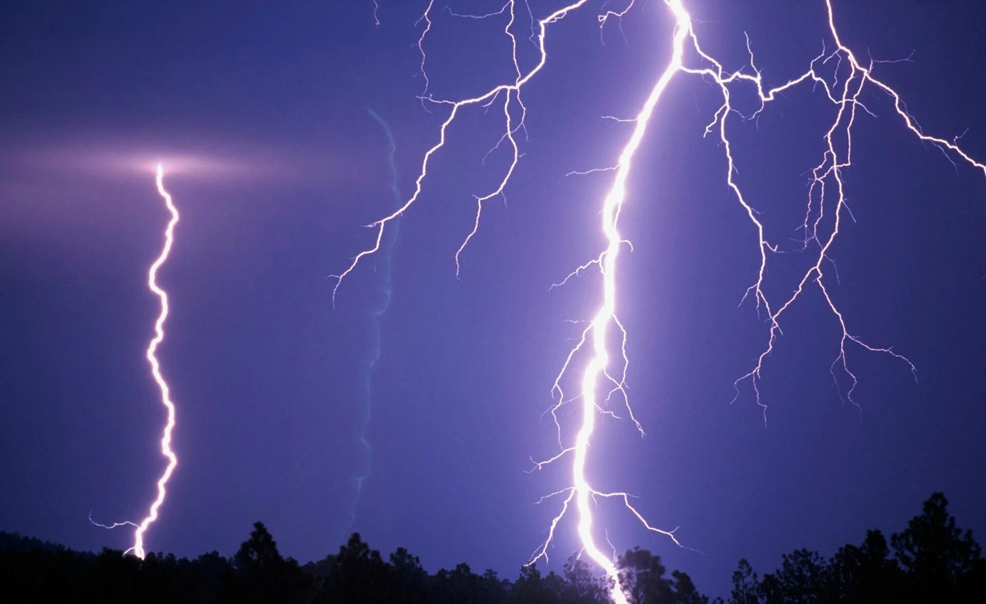 презентация на тему удары молнией. стихийные бедствия молния. поведение при грозе и молнии. какие воздействия удара молнии. меры предосторожности при молнии.