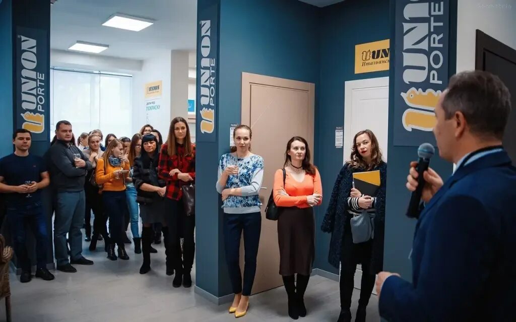 Студия г тюмень. Брусника европейский тюмень. Фотостудии парикмахерской. Студия г тюмень. Часовой салон.