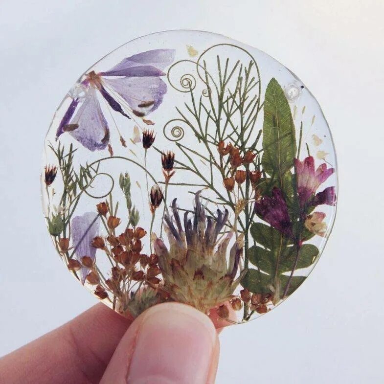 Цветы залитые эпоксидной. Розочка в эпоксидной смоле. Композиции в эпоксидной смоле. Живые цветы в эпоксидной смоле. Цветы залитые баксткой.