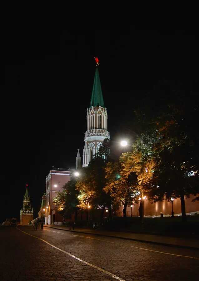 Москва вечером лето. Ночная Москва летом. Москва ночная летняя. Летняя ночь в Москве. Ночная площадь летом Москва.