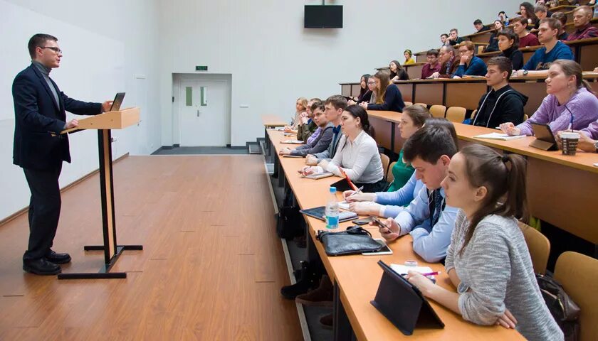 Семинар в вузе. Лектор в аудитории вуза. Лектор лекции. Лекция в вузе. Лекция в университете.