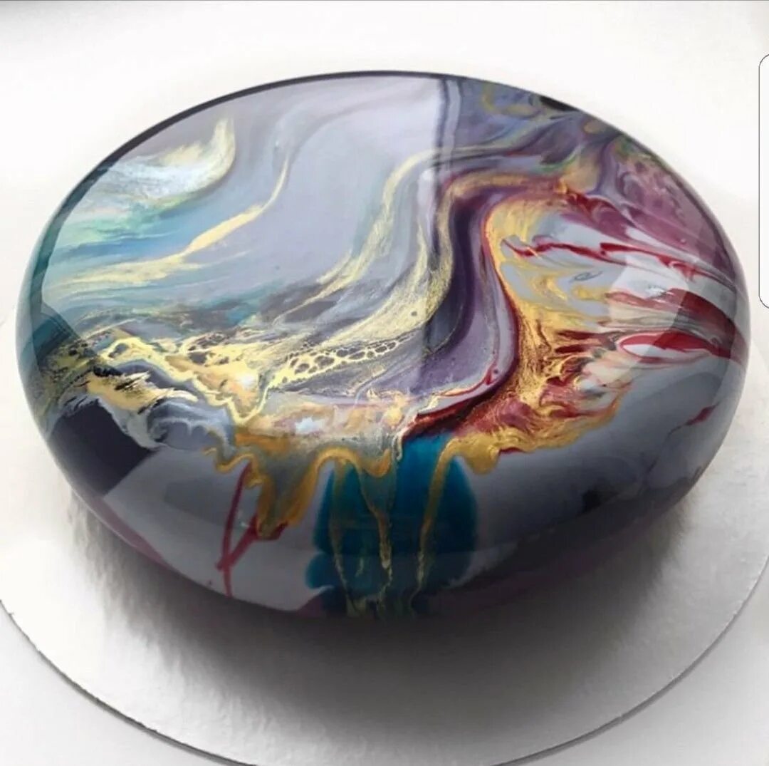 торт с зеркальной глазурью. торт с зеркальной глазурью. торт муссовый "черная смородина-манго". стеклянная глазурь. муссовый торт с глазурью.