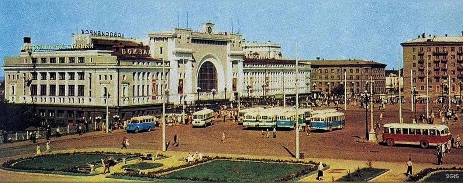 Привокзальная площадь Новосибирск. Вокзал Новосибирск 1970. Новосибирск Железнодорожный вокзал 1960. Новосибирск 70 е годы Вокзальная площадь. Какой город старше новосибирска