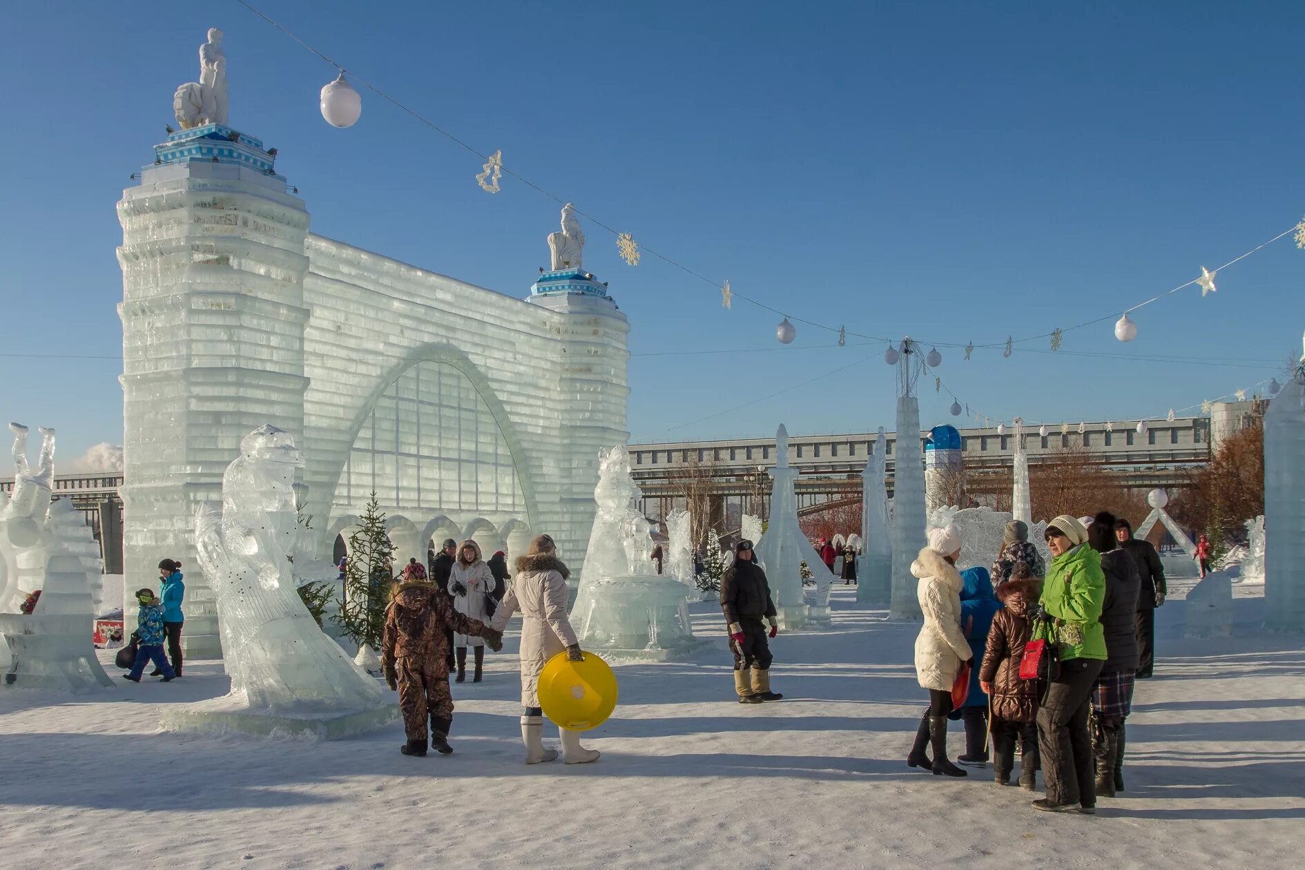 Зимой купить в новосибирске. Ледовый городок Новосибирск Речной вокзал. Ледяной городок в Новосибирске на речном вокзале. Ледовый городок набережная Новосибирска зимой. Речной вокзал Новосибирск зима.