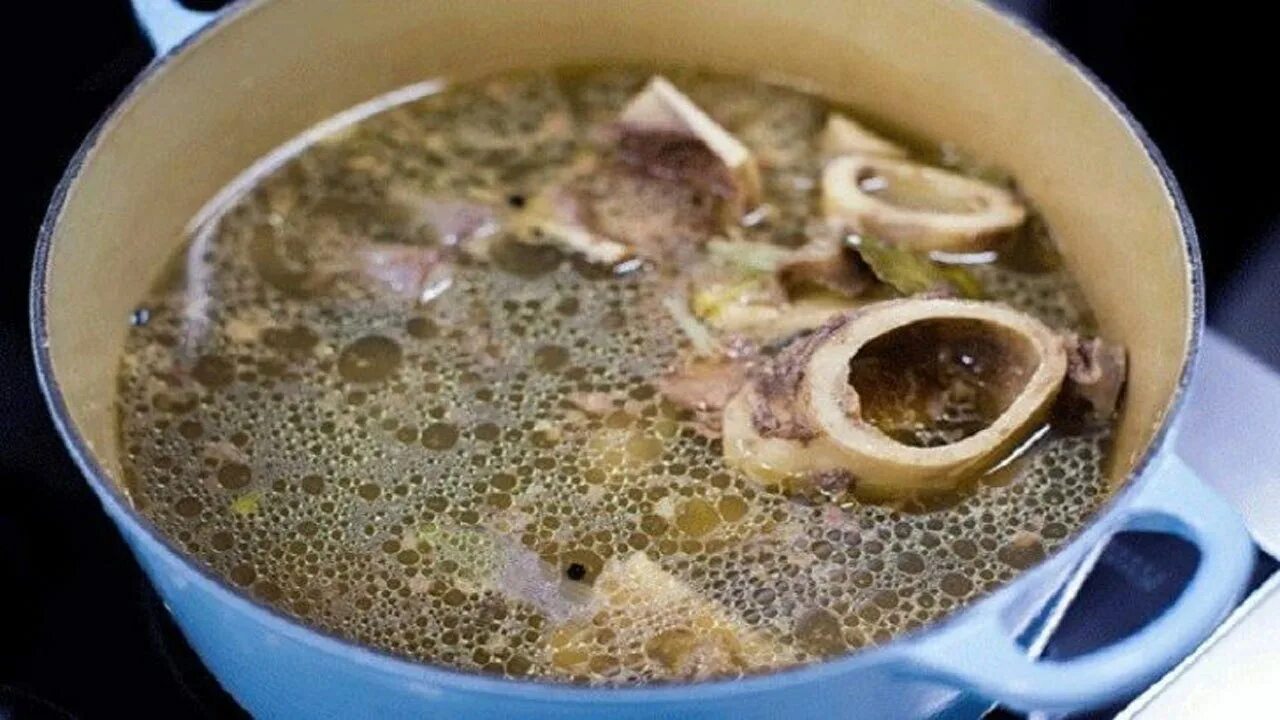 Бульон без костей. Костный бульон. мясокостный бульон. суп из костей. костный суп.