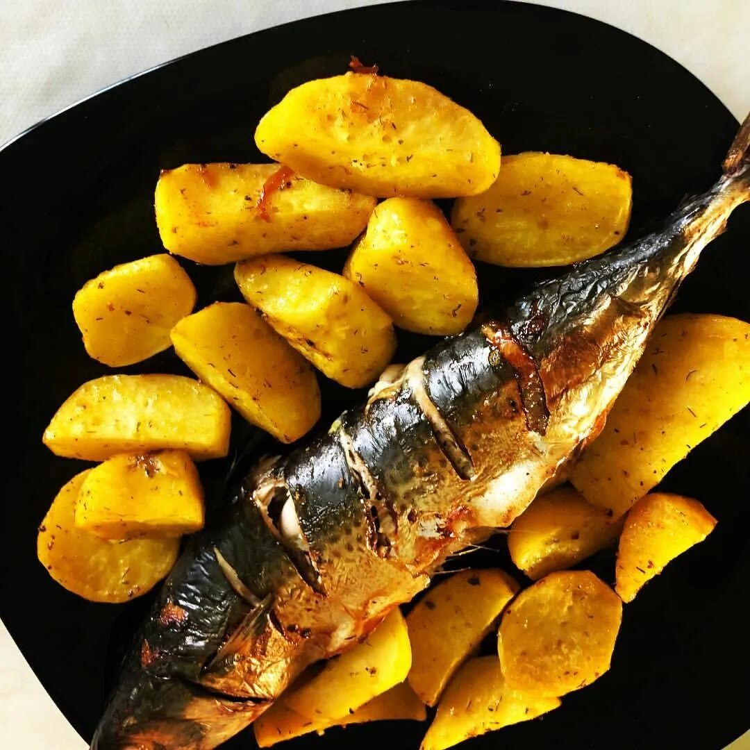Скумбрия можно жарить. Скумбрия. рыба скумбрия с картошкой. скумбрия на гриле. скумбрия запеченная.