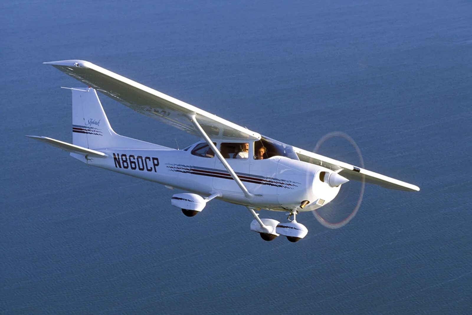 Самолет класса е. Самолет cessna 172. cessna 172 skyhawk. легкомоторный самолет cessna 172. цессна-172 скайхок.