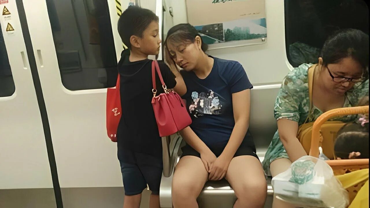 Лапаю ребенка. Мамочки в метро. Дети лапают детей. Мальчик трогает девочку. Метро мама.