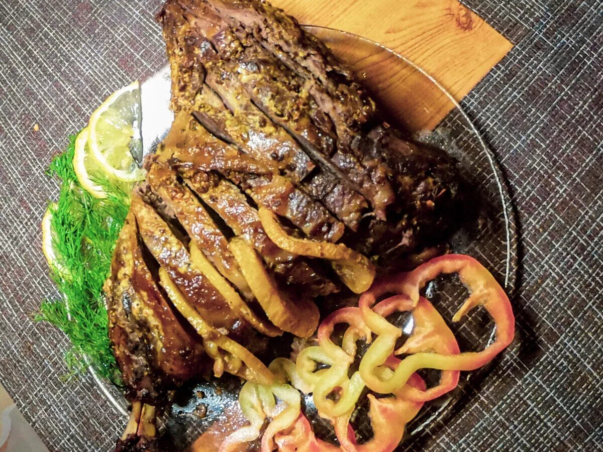 Шашлык в кастрюле. Бобер рецепты с фото. Вкусное блюдо из бобра. Блюдо из бобра в казани. Бобер рецепты с фото.