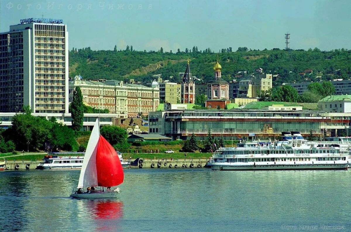 Саратов это город на волге. Волга Саратов. Панорама Саратова с Волги. Набережная Волги Саратов. Саратов вид с Волги на город.