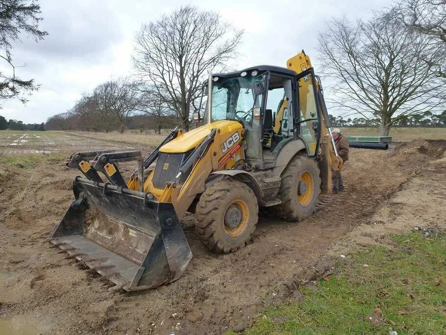 Трактор роет землю. Экскаватор юмз копает яму. Case 580 sm. Экскаватор jcb копка. Траншеекопатель катерпиллер.