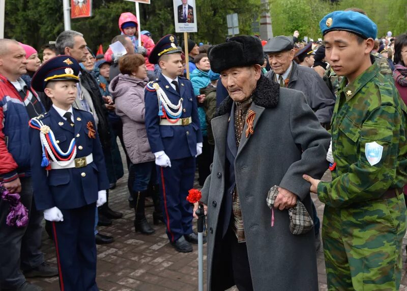 Победа горно алтайск. Парад Победы Горно-Алтайск. 9 Мая Горно Алтайск. Парад 9 мая в Горно Алтайске. Горный Алтай на 9 мая.