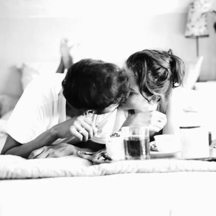 Постельное поцелую. Завтрак вдвоем. Кофе в постели вдвоем. Утренний поцелуй. Кофе в постель.