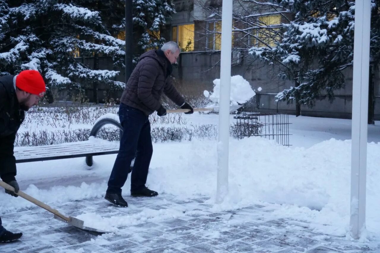 Подросток убирает снег. Будем убирать снег. Погрузчик убирает снег. Ребята снег убирают. Лопата для чистки снега.