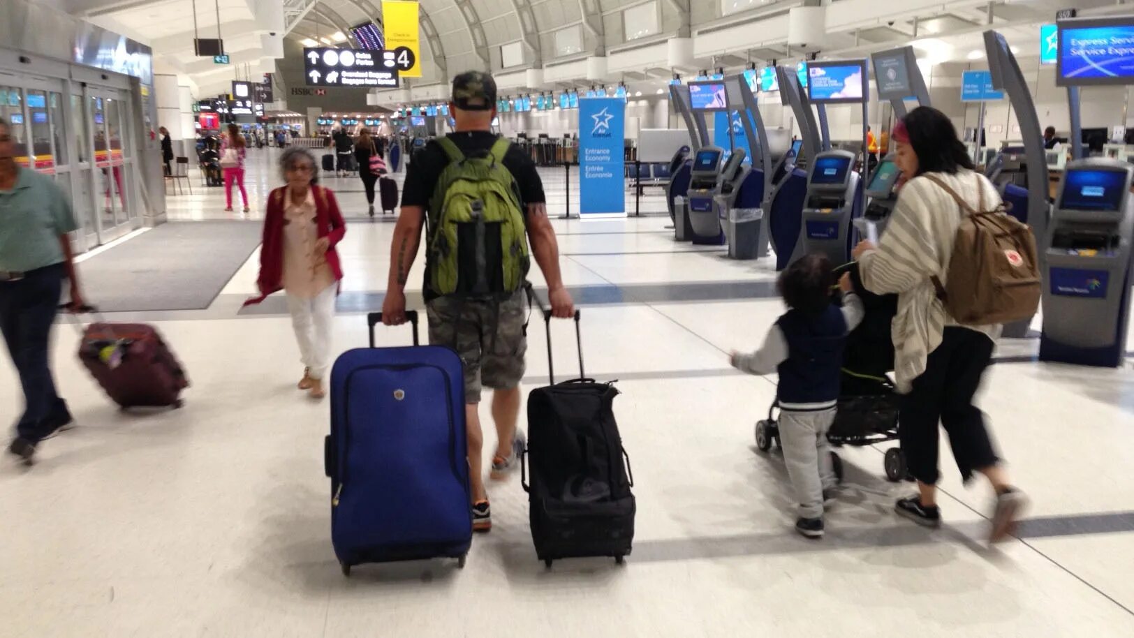 Пересадка в аэропорту. Что такое смарт пересадка. Стыковка в аэропорту. People at the Airport. Пересадка в израиле