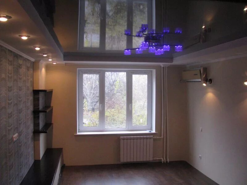 освещение потолка в хрущевке. натяжной потолок в коридоре. светодиодные светильники в интерьере. освещение потолка в хрущевке. дизайнерские проекты гостиной.