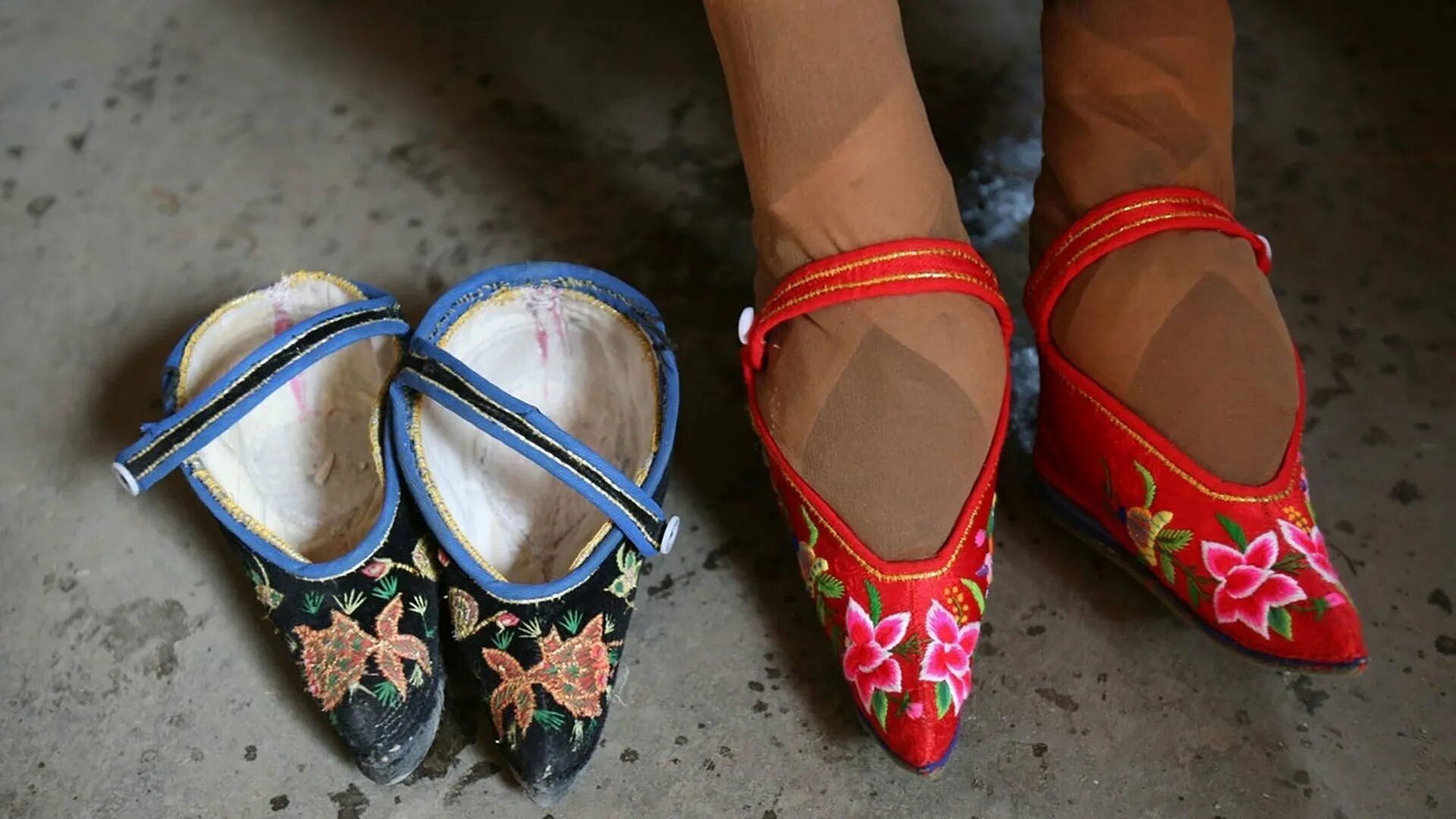 Ножки лотосы. Традиционная китайская обувь Бянь се. Китайские лотосовые туфельки. Золотой Лотос бинтование ног.