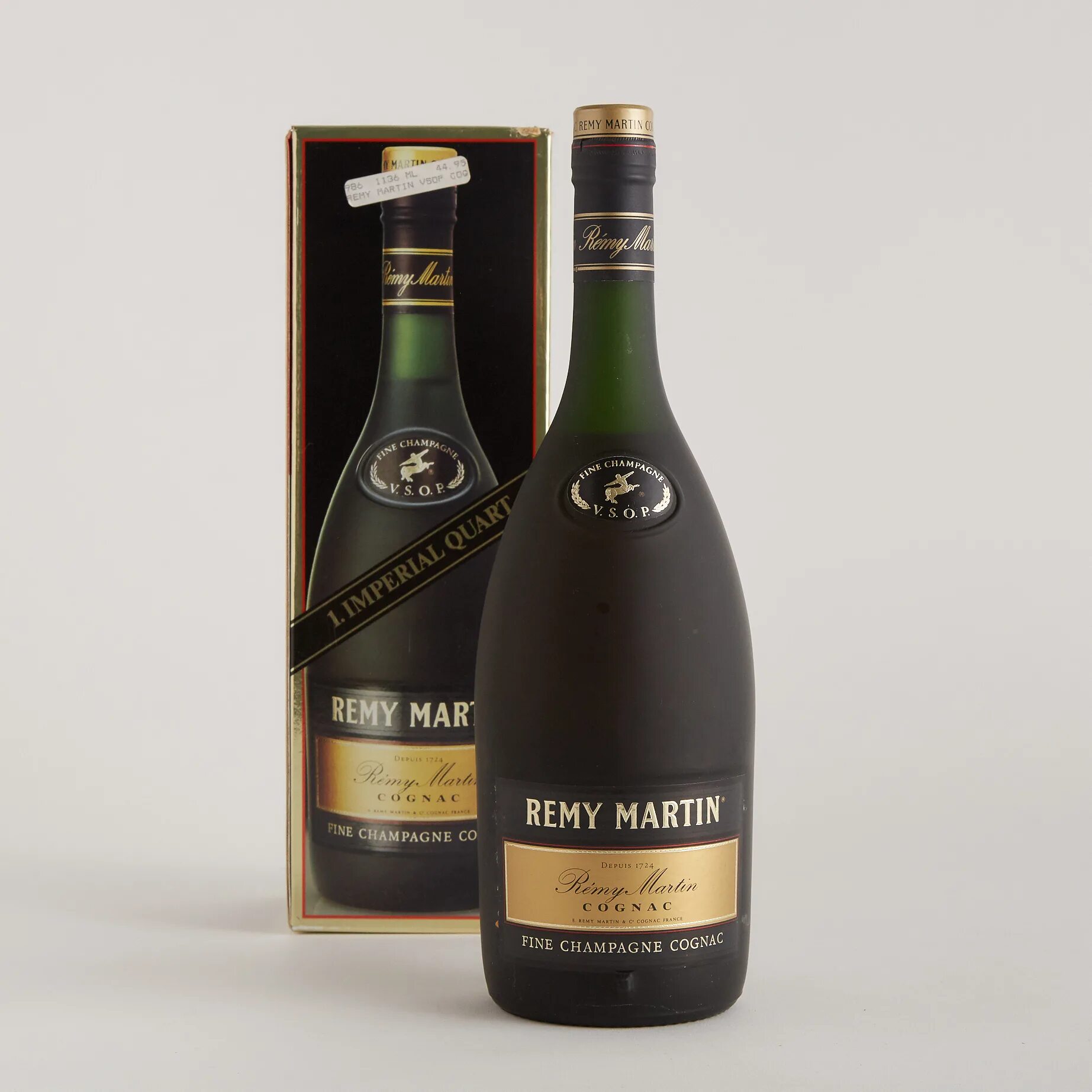 Remy martin champagne. Remy Martin Fine Champagne Cognac VSOP. Remy Martin 1724 коньяк. Remy Martin VSOP Fine Champagne Cognac 1724.