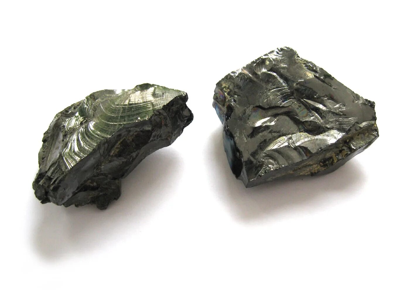 Какой камень добывают в карелии кроме шунгита. Шунгит камень минерал. Камень черный шунгит. Шунгит необработанный. Камень Карелии шунгит.