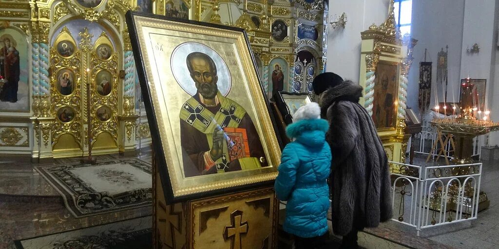 Перед иконой святителя Николая. Чудотворцы Бог. Ребенок у иконы свт. Николая. Пост со скольки лет можно держать христианам