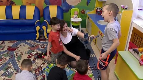 Воспитатель встречает детей утром