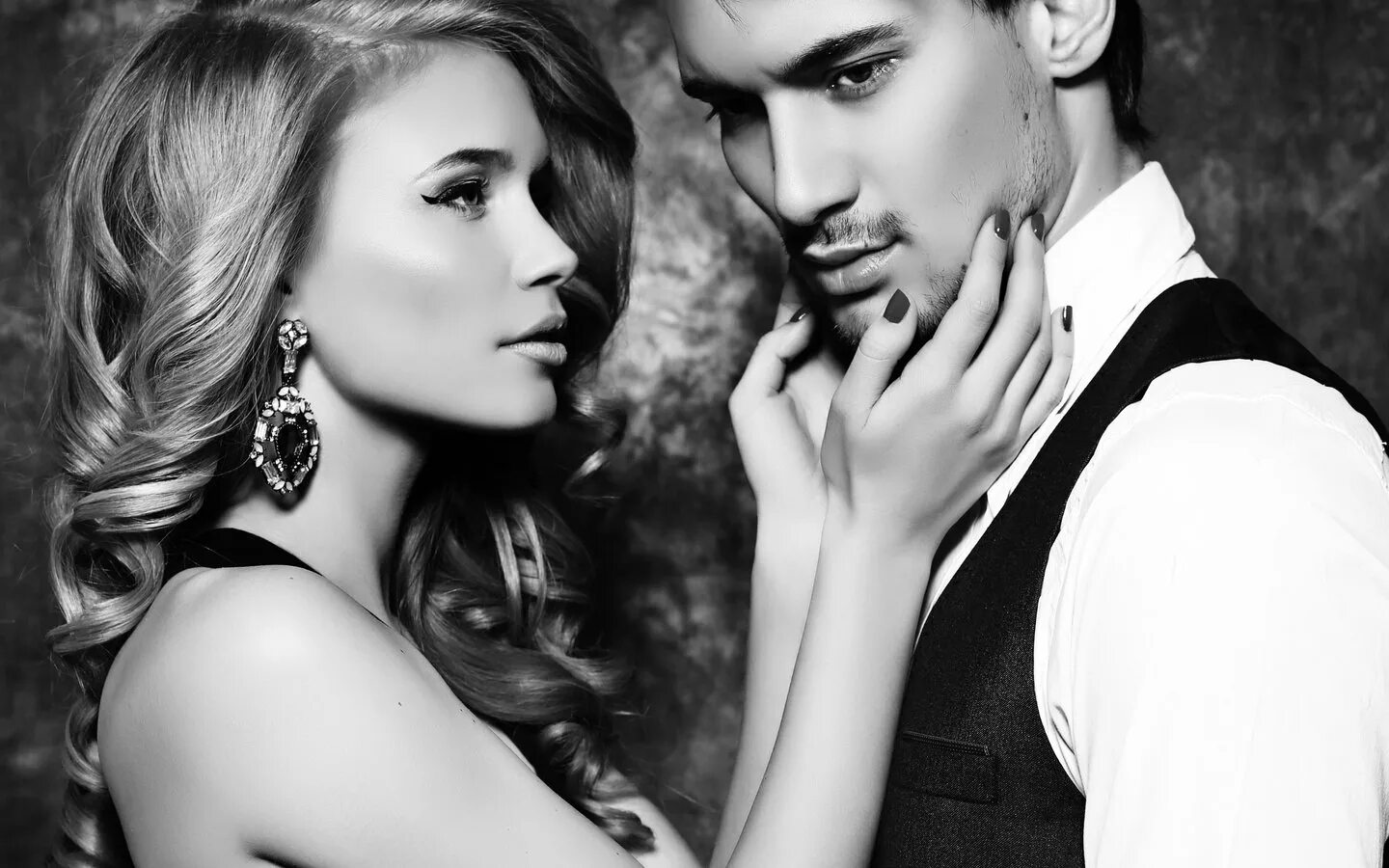 красивые влюбленные пары. красивая пара черно белое. парочки черно белые. парень и девушка фотосессия. красивая пара черно белое.