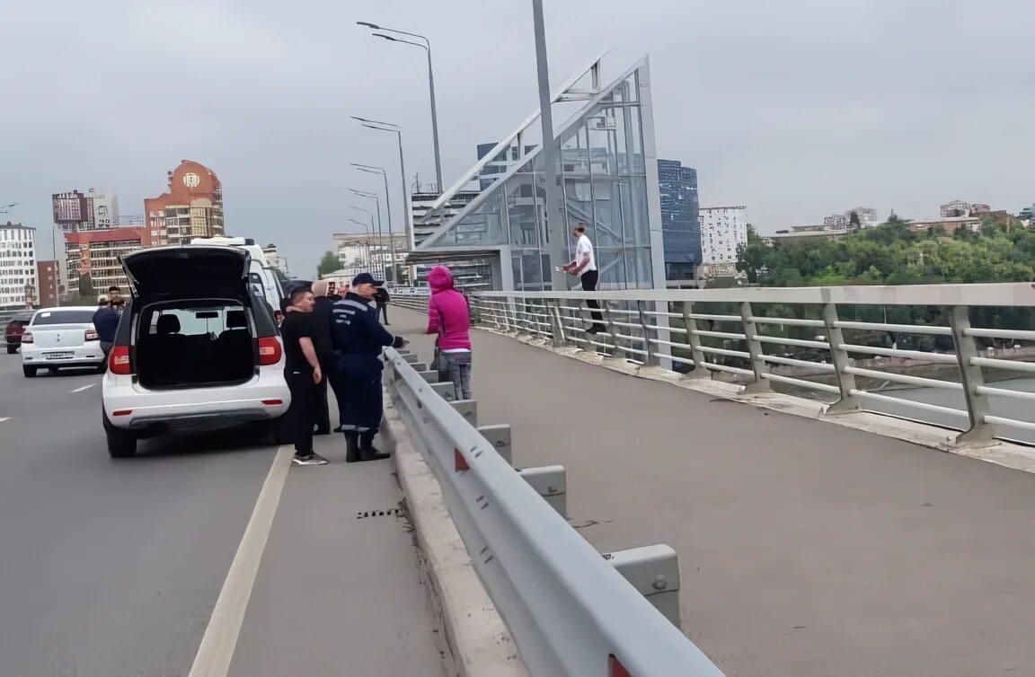 Ростов с ворошиловского моста прыгнул. Зуммер заднего хода хино 500. Зуммер заднего хода лиаз 5292. В ростове зуммер бросался. Сбросился с ворошиловского моста.