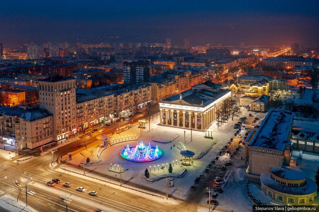 Зимний драматический театр Новокузнецк. Драмтеатр города Новокузнецка. Новокузнецк площадь города. Драмтеатр Новокузнецк зима. Новокузнецк крупный город