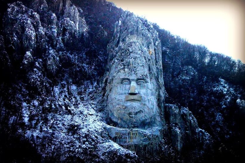Статуи в скалах