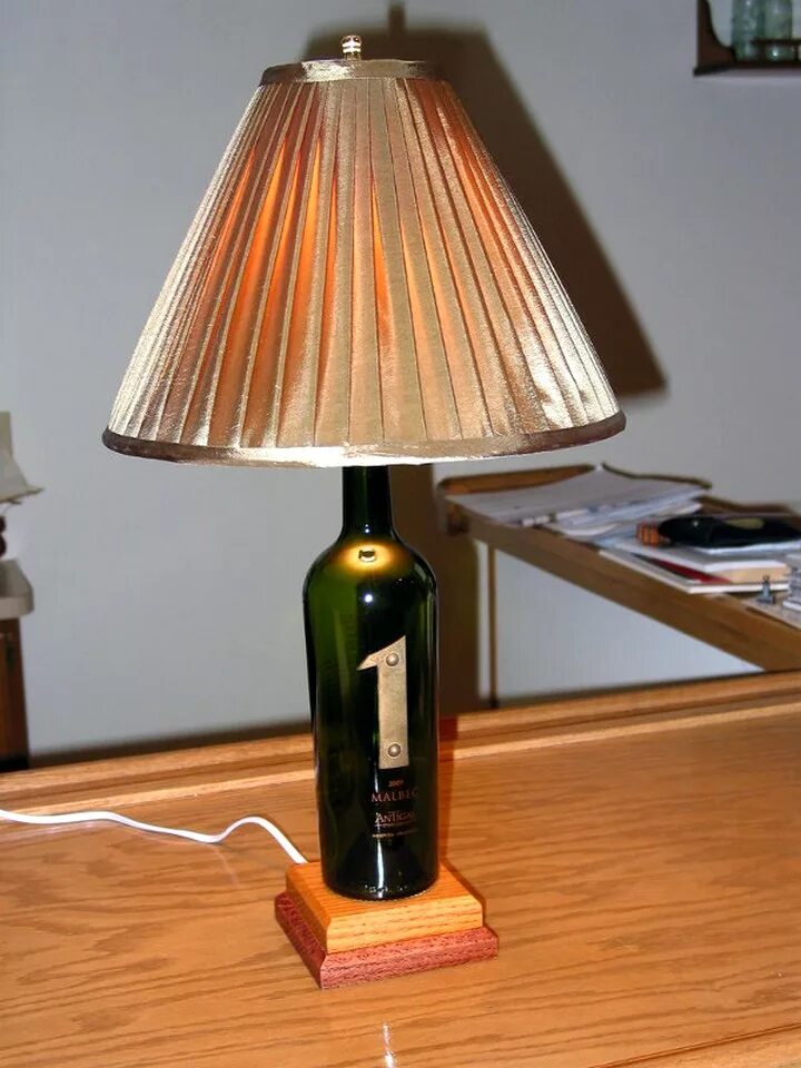 Самодельная лампочка. Самодельная настольная лампа. Настольная лампа с абажуром. Настольная лампа из подручных материалов. Светильник из бутылки.