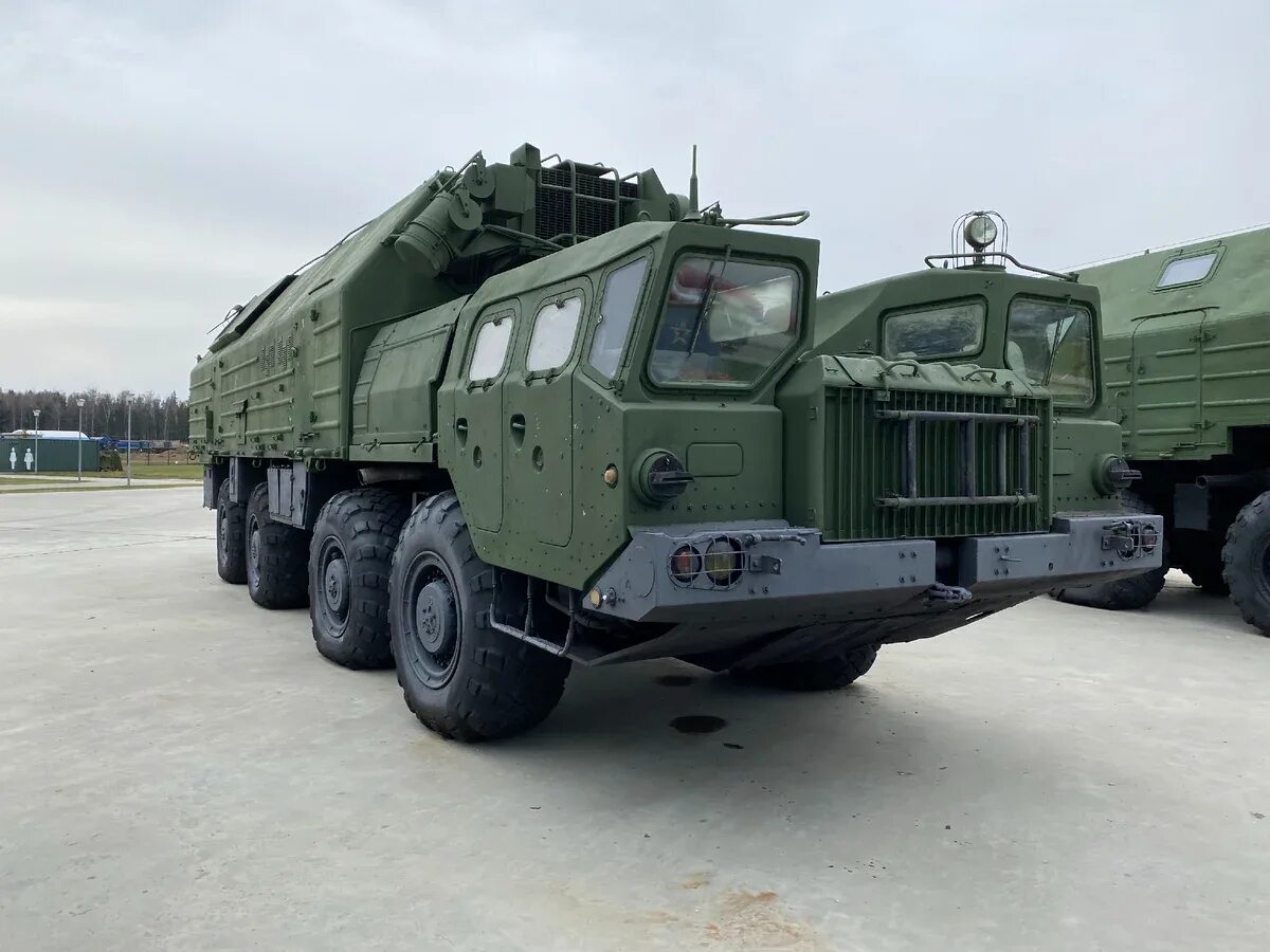 Покажи машину ураган. Маз 543 смерч. Покажи машину ураган. Тягач маз 543 м. Маз 7917 военный.