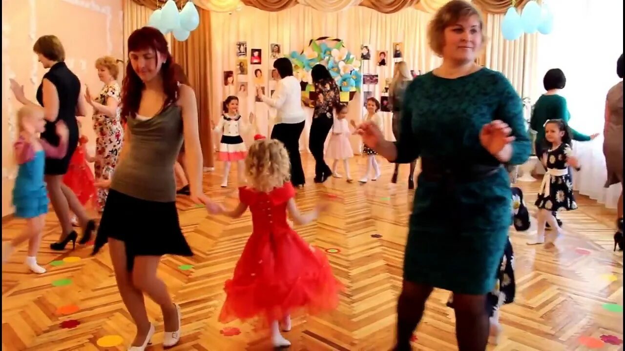 Танец с мамой в детском саду. Танец с мамами в ДОУ. Садик танцы с мамами. Мамы в танце. Танец с мамой по дорожке