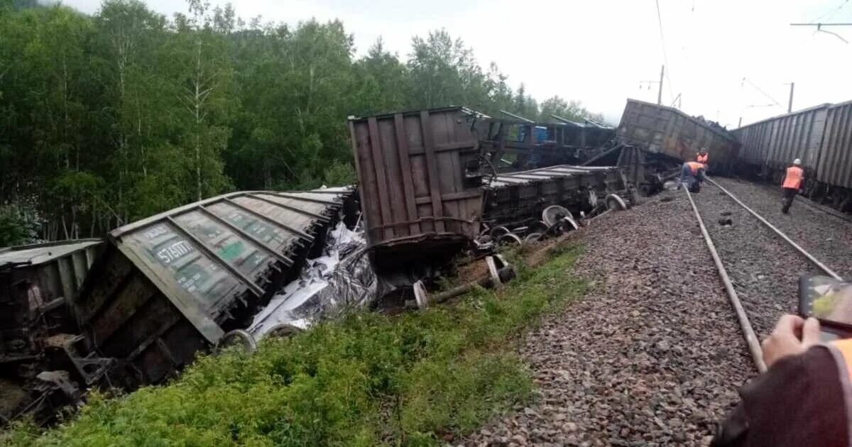 8 вагонов сошли с рельсов. Сход вагонов в крыму. сход поезда. сход вагонов с зерном.