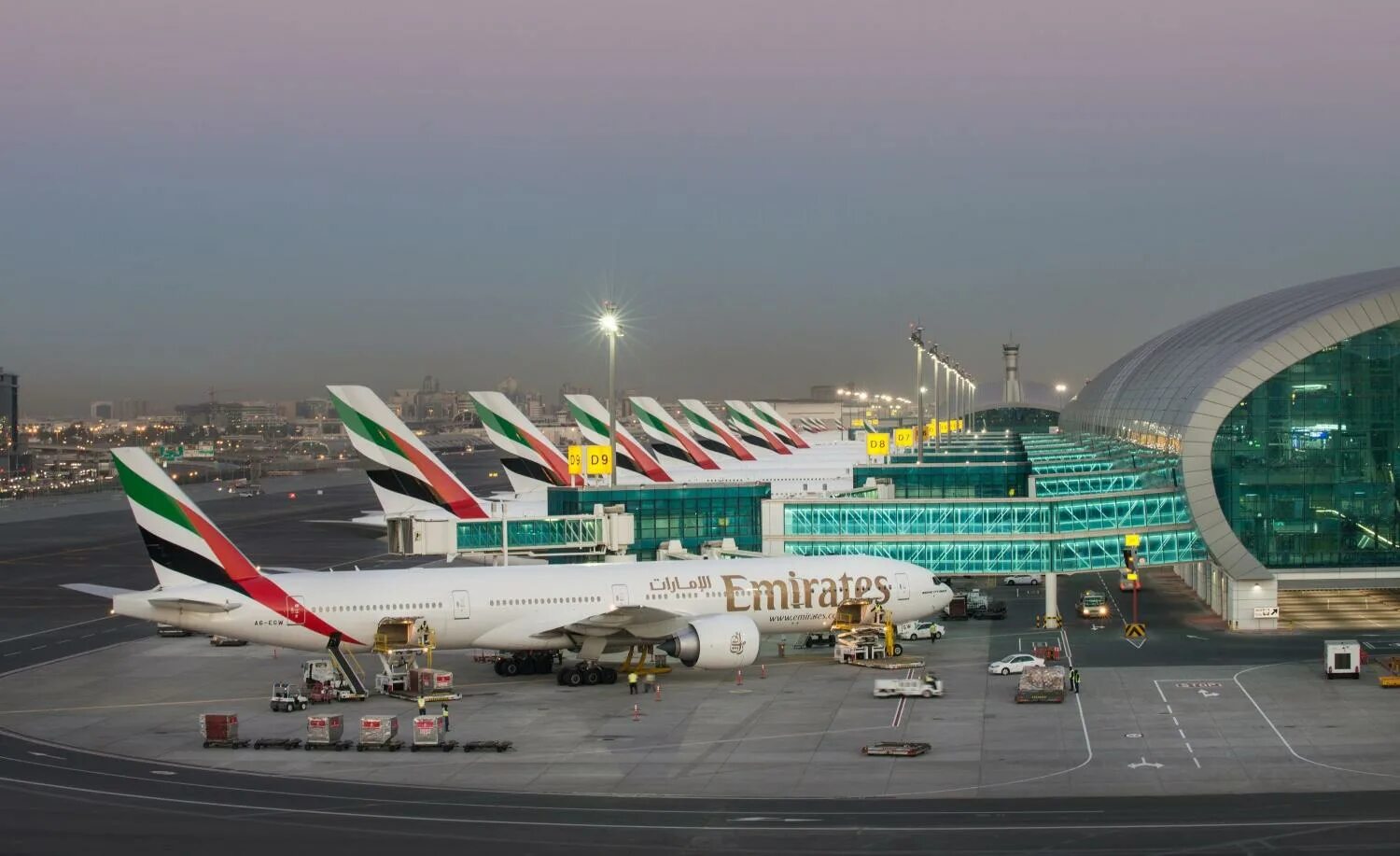 Арабские эмираты аэропорт дубая. Международный аэропорт Дубай (ОАЭ). Аэропорт Эмирейтс в Дубае. Дубай Интернациональный аэропорт. Аэропорт в ОАЭ DXB.