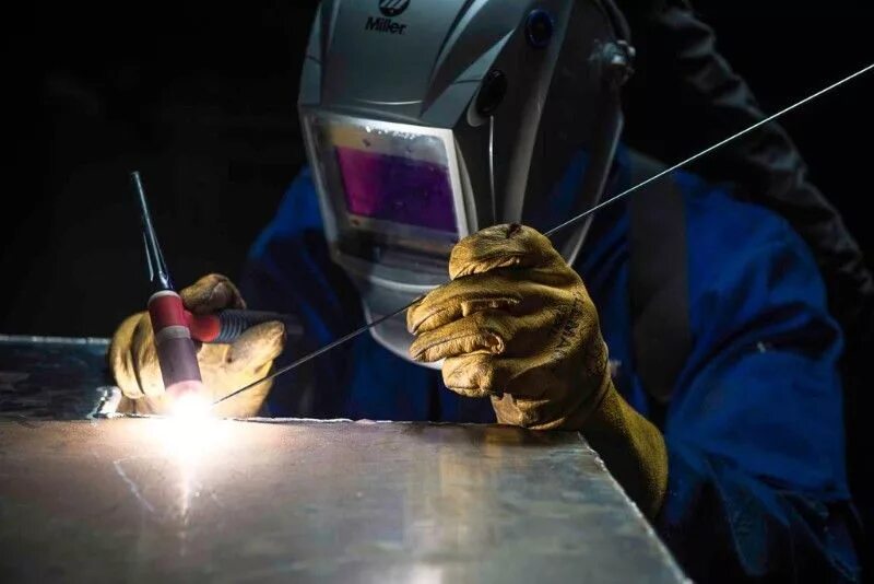 Женщины в сварке аргоном. Al welding. Сварщик на полуавтомат. Сварка металла полуавтоматом. Сварка.