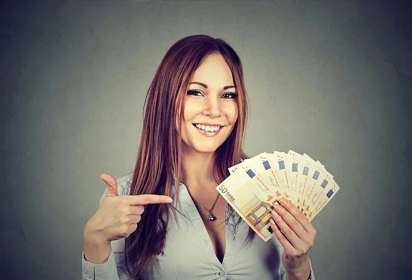 Девушки 1500 руб. Девушки 1500 руб. Девушка 1500 рублей. Девушка с деньгами. Человек с деньгами в руках.