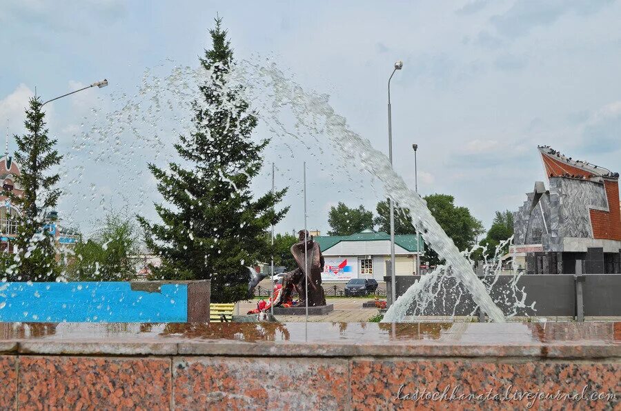 Фотомиг рубцовск. Рубцовск вокзал фонтан. привокзальная площадь рубцовск. рубцовск алтайский край фонтан. рубцовск алтайский край фонтан на площади.