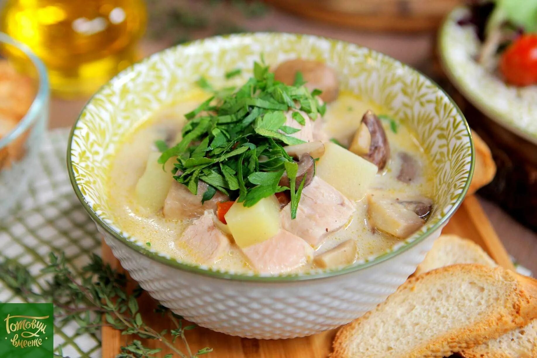 Суп с индейкой и сыром. Суп с копченой курицей и плавленным сыром. суп из индейки с плавленным сыром. овощной суп с индейкой. сырный суп с индейкой.