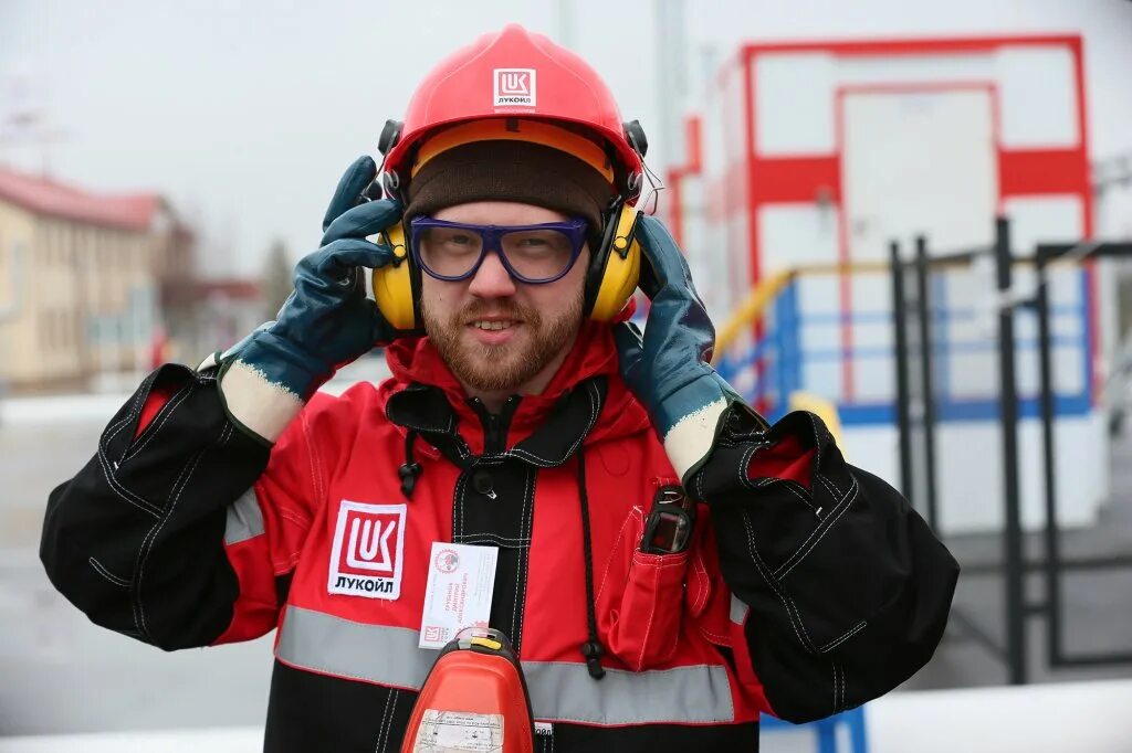 Лукойл работники. Лукойл сотрудники компании. Lukoil работникам. Нефтяник итр лукойл. Лукойл саратоворгсинтез.